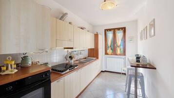 Réfrigérateur, four, plaque de cuisson, cafetiÚre/bouilloire