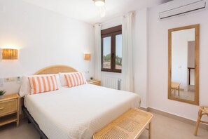 4 bedrooms, iron/ironing board, free WiFi, bed sheets