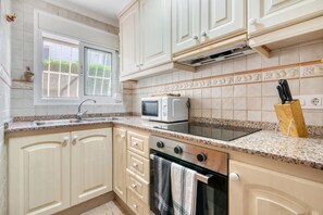 Fridge, microwave, oven, stovetop - Apartment 'La Finca' with Sea View, Wi-Fi and Air Conditioning (Teulada)