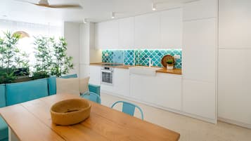 Jääkaappi, mikroaaltouuni, uuni, liesi