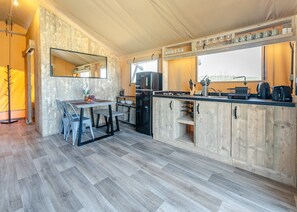 Refrigerador, horno, parrilla de estufa y tostadora