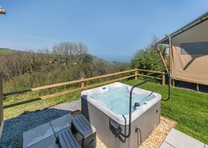 Tina de hidromasaje al aire libre