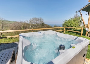 Outdoor spa tub - Sea View 2 Bed Hot Tub Safari Tent - Foxglove (Lynton)