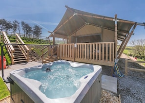 Outdoor spa tub - Sea View 2 Bed Hot Tub Safari Tent - Foxglove (Lynton)