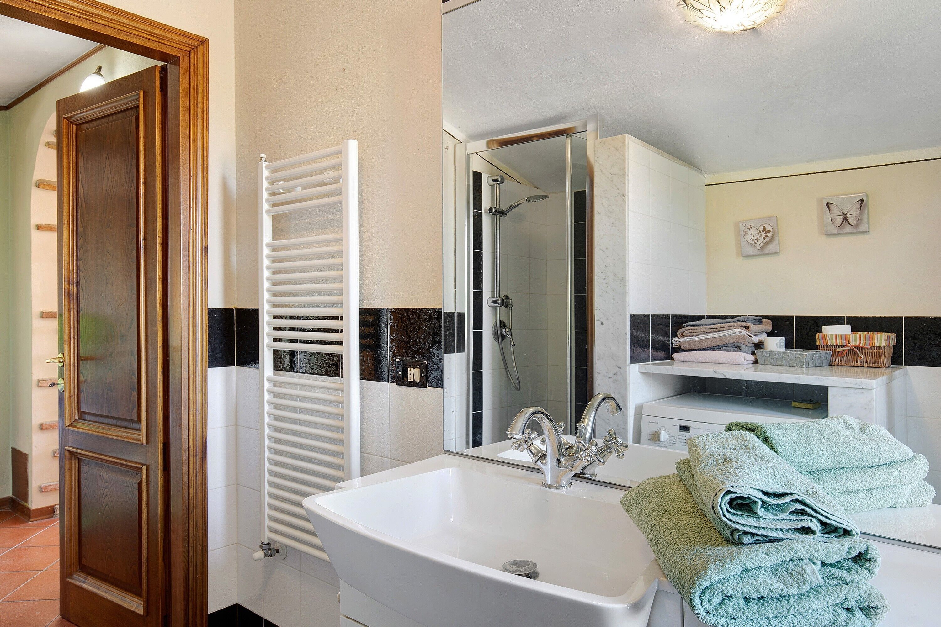Een douche, een haardroger, handdoeken