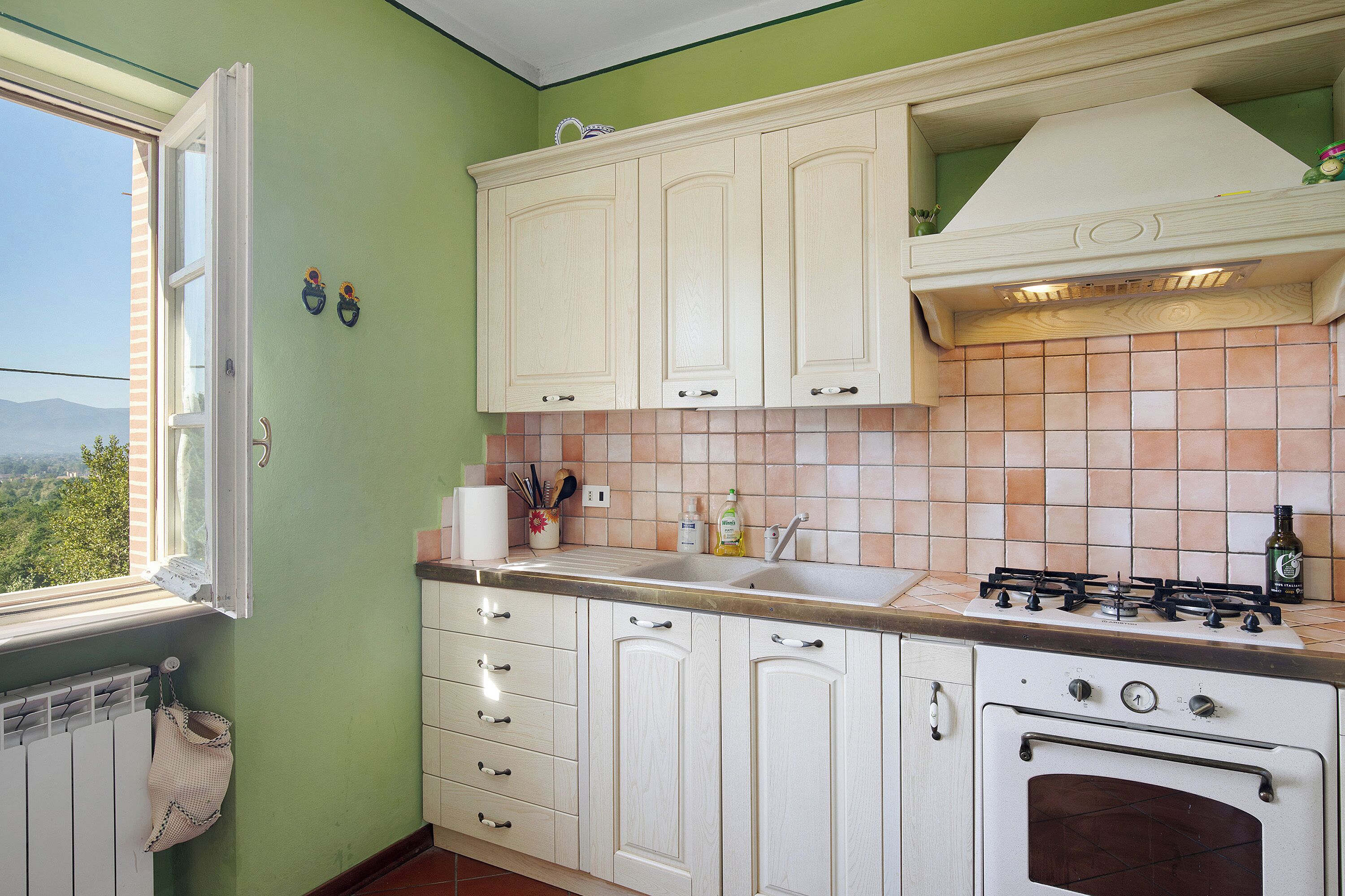 Réfrigérateur, four, plaque de cuisson, cafetière/bouilloire