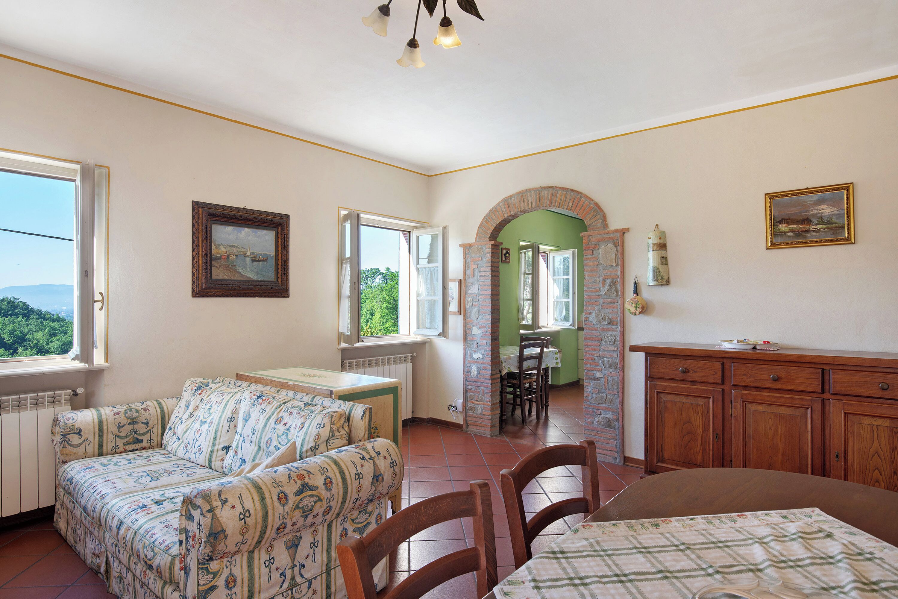 Televisión y chimenea 