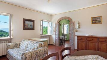 Televisión y chimenea