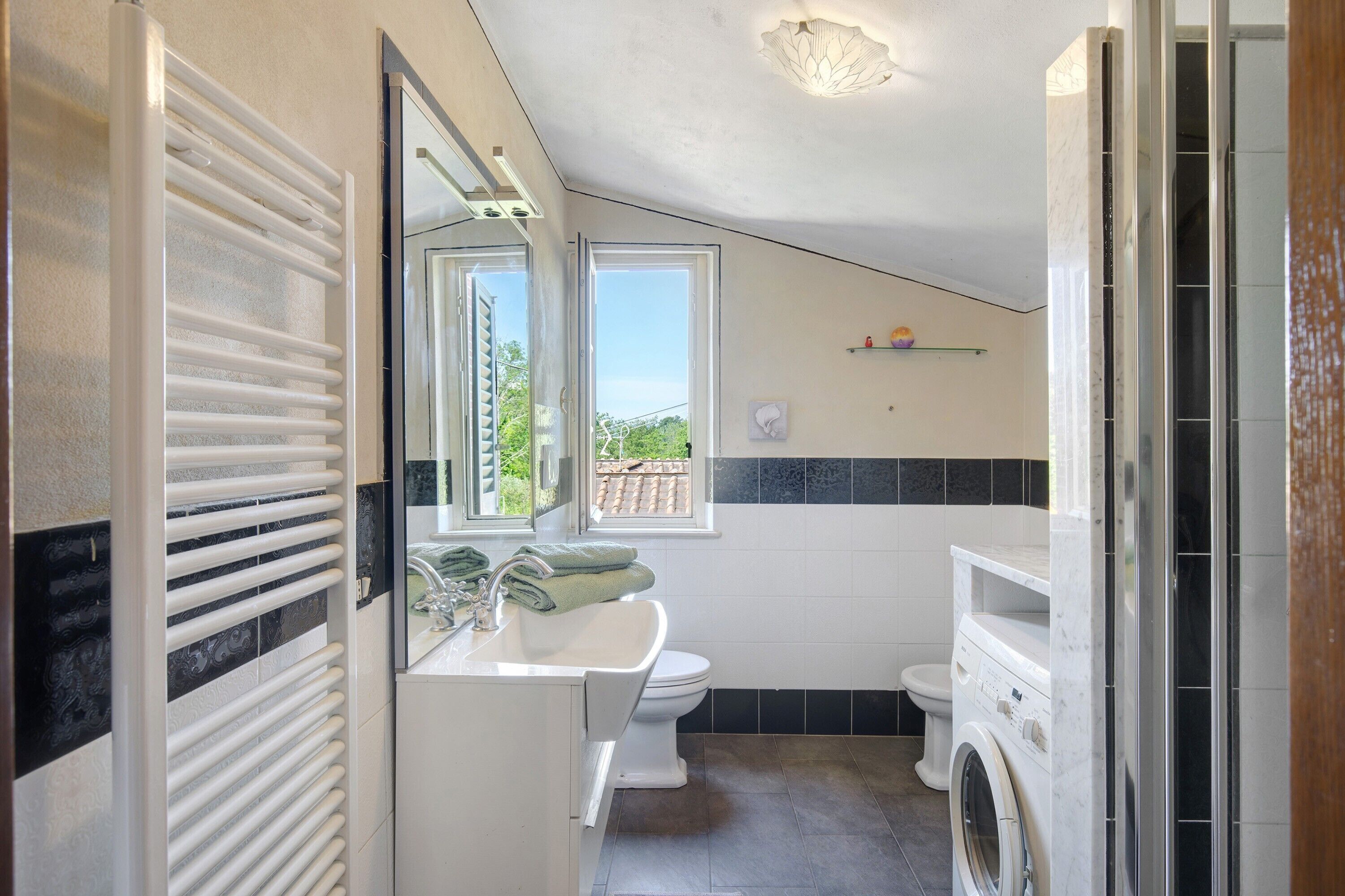 Een douche, een haardroger, handdoeken