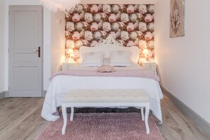 1 bedroom, iron/ironing board, free WiFi, bed sheets - L'Écrin de la Rose – Peaceful retreat with pool, nature, and pet-friendly accommodations. (Yvrac et malleyrand)