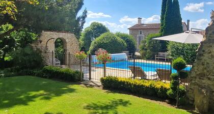 L'Écrin de la Rose – Peaceful retreat with pool, nature, and pet-friendly accommodations.