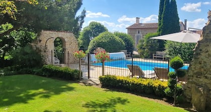 L'Écrin de la Rose – Peaceful retreat with pool, nature, and pet-friendly accommodations.