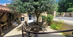 Outdoor dining - L'Écrin de la Rose – Peaceful retreat with pool, nature, and pet-friendly accommodations. (Yvrac et malleyrand)