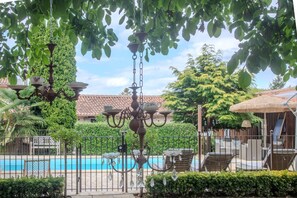 Pool - L'Écrin de la Rose – Peaceful retreat with pool, nature, and pet-friendly accommodations. (Yvrac et malleyrand)