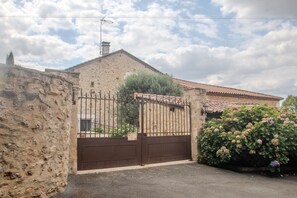 Exterior - L'Écrin de la Rose – Peaceful retreat with pool, nature, and pet-friendly accommodations. (Yvrac et malleyrand)