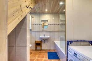 Douche, sèche-cheveux, serviettes fournies