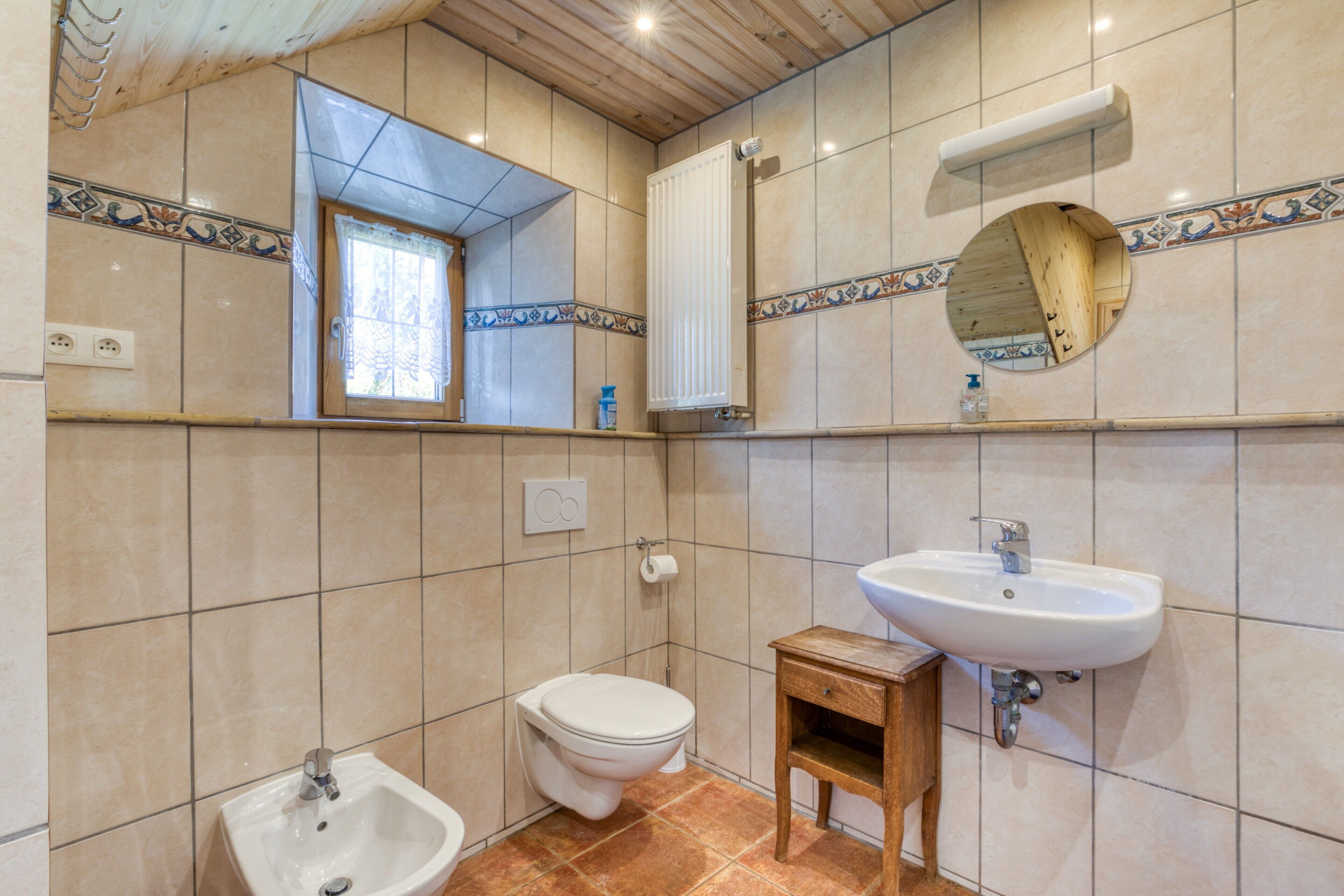 Dusj, hårføner og håndklær