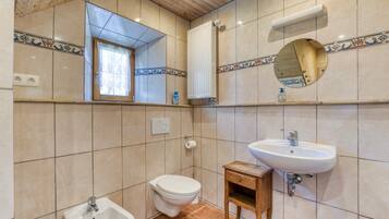 Dusj, hårføner og håndklær