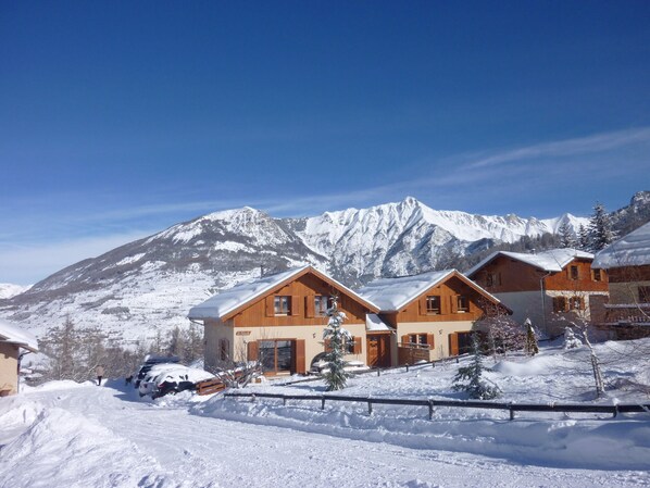 Exterior - Chalet 'Deux Grands Chalets Communicants' with Mountain View, Shared Pool and Wi-Fi (Les Orres)