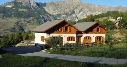 Chalet 'Deux Grands Chalets Communicants' avec vue sur la montagne, piscine partagée et Wi-Fi