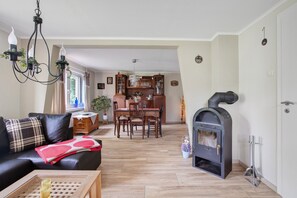 Fernseher, Kamin, DVD-Player, Tischtennisplatte