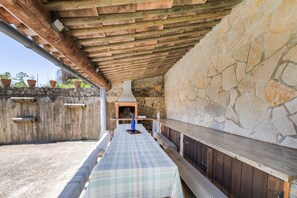 Outdoor dining - Country House 'Hospitalillo' with Mountain View, Private Terrace and Wi-Fi (Sant Corneli)