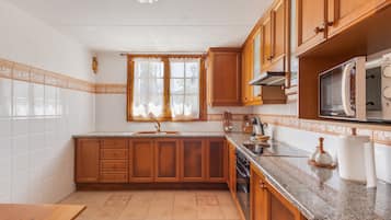 Kjøleskap, mikrobølgeovn, ovn og kaffetrakter/tekoker