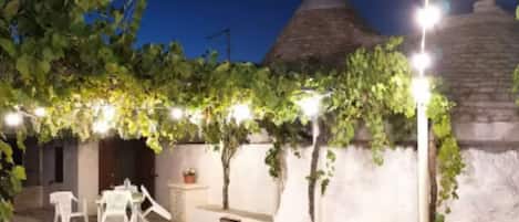 تناول الطعام بالخارج