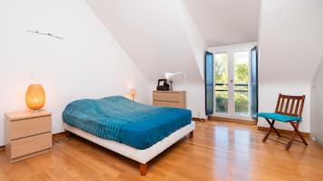 4 bedrooms, iron/ironing board, free WiFi, bed sheets