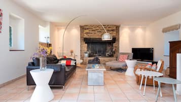 TV, fireplace, DVD player