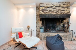 Interior - Holiday Home 'L'échappée Belle De L'étier' with Sea View, Private Terrace & Wi-Fi (Le Tour-du-Parc)