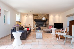 Télévision, cheminée, lecteur de DVD