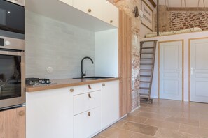 Fridge, microwave, oven, stovetop - Studio 'Petit Loft A La Campagne' with shared pool, balcony and air conditioning (Esparron)