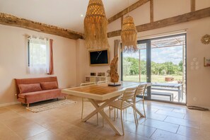 Interior - Studio 'Petit Loft A La Campagne' with shared pool, balcony and air conditioning (Esparron)