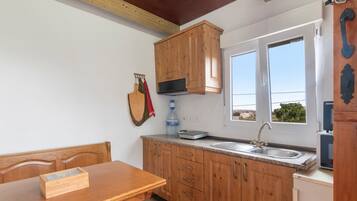 JÀÀkaappi, mikroaaltouuni, uuni, liesi