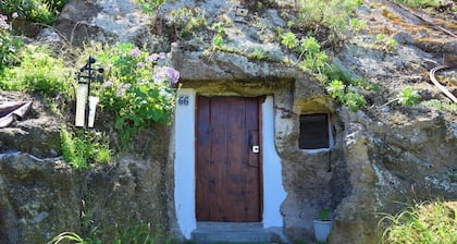 Petite maison avec grotte, jardin, sentiers de randonnée et ville à proximité