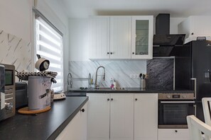 Frigorifero, microonde, forno, piano cottura