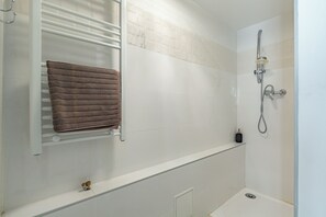 Douche, sèche-cheveux, serviettes fournies