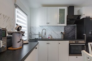 Fridge, microwave, oven, stovetop - Holiday Home 'Le Cottage' with Mountain View, Shared Terrace and Wi-Fi (La Chapelle-en-Vercors)