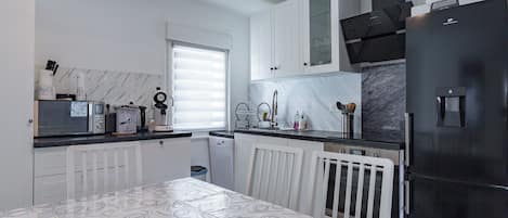 Réfrigérateur, micro-ondes, four, plaque de cuisson