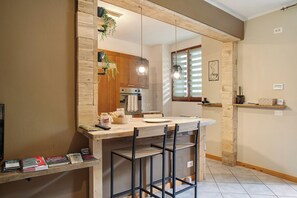 Fridge, oven, stovetop, dishwasher