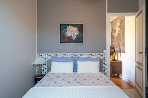 1 habitación, tabla de planchar con plancha y ropa de cama 