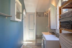 Shower, hair dryer, towels - Charming Apartment in the Historic Ville d’Hiver (Arcachon)