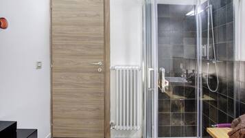 Douche, sèche-cheveux, serviettes fournies