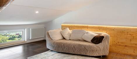 Televisión y chimenea