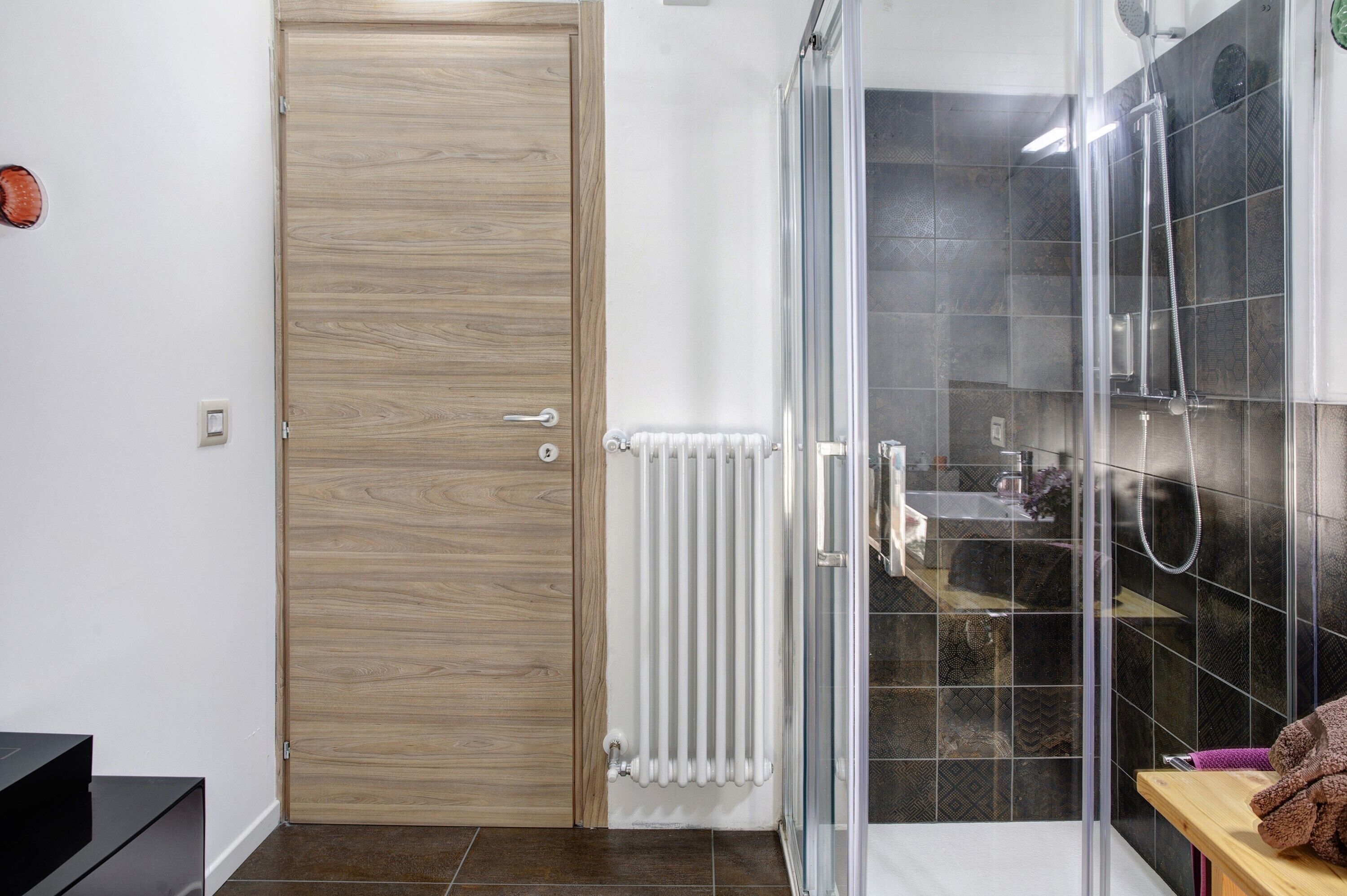 Douche, sèche-cheveux, serviettes fournies