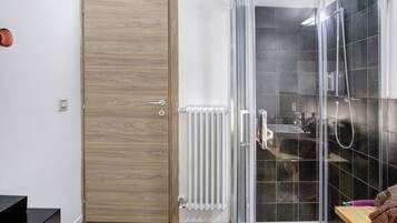 Douche, sèche-cheveux, serviettes fournies