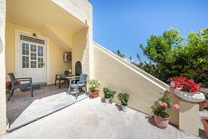 Outdoor dining - Apartment 'Margarita Kaizer Bridge 2' with Private Garden, Wi-Fi and Air Conditioning (Corfu)