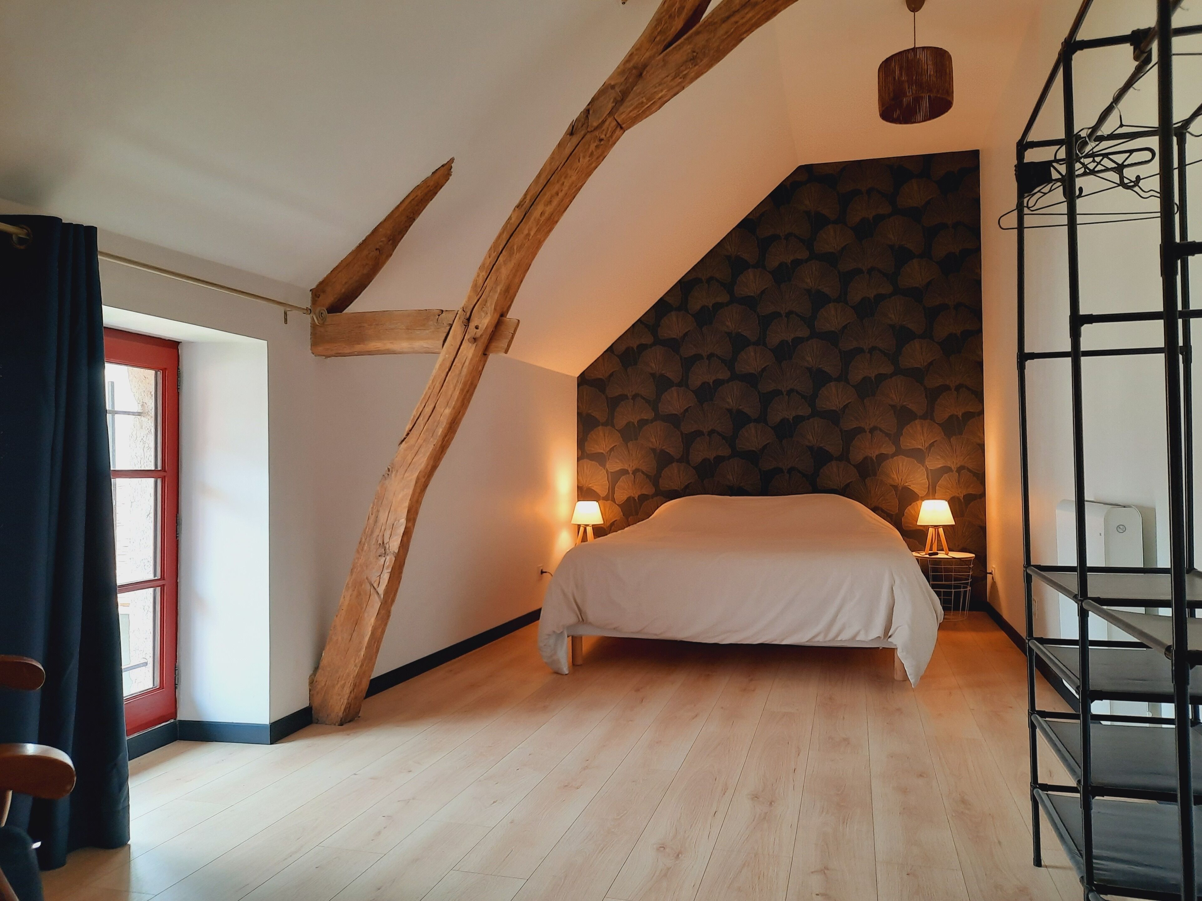 Desk, travel crib, free WiFi, bed sheets