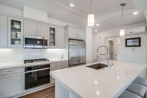 Réfrigérateur, four à micro-ondes, un four, surface de cuisson